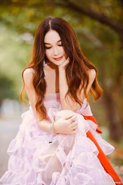 香港知名女星疑沒穿內衣被指走光，側身照瘋傳引網友熱議