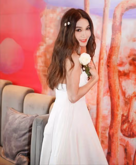 香港知名女星疑沒穿內衣被指走光，側身照瘋傳引網友熱議