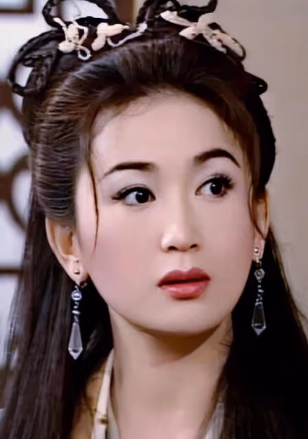 香港知名女星疑沒穿內衣被指走光，側身照瘋傳引網友熱議