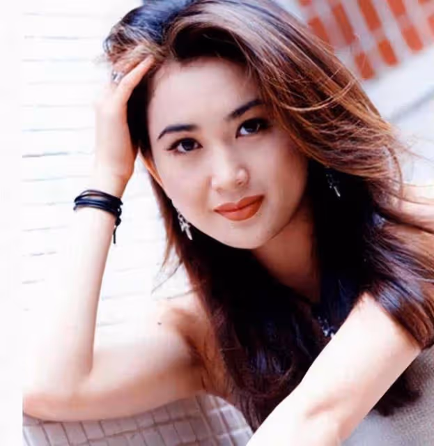 香港知名女星疑沒穿內衣被指走光，側身照瘋傳引網友熱議