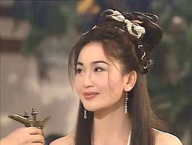 香港知名女星疑沒穿內衣被指走光，側身照瘋傳引網友熱議