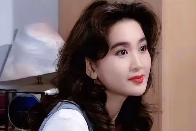 香港知名女星疑沒穿內衣被指走光，側身照瘋傳引網友熱議