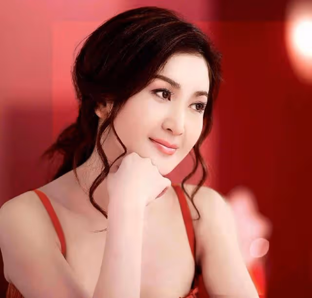 香港知名女星疑沒穿內衣被指走光，側身照瘋傳引網友熱議