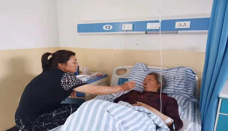 婆婆生病住院了,那晚公公偷偷來到我房間,我以為是老公,所以就發生了"這件事"!