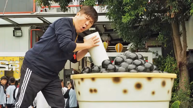 每年都捐500萬!胡瓜默默付出30年「低調當榮譽校長」笑伴弱勢童長大,一出場「孩子熱情包圍」含熱淚:付出也是幸福