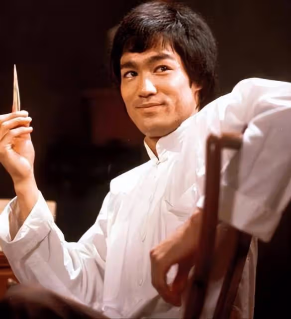 逝世50周年的李小龍,如果多活10年,能達到成龍如今的高度嗎?