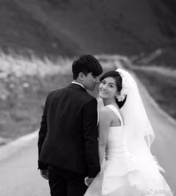 張傑為42歲謝娜慶生,甜喊「乖乖」卻低調打碼,雙胞胎女兒小奶音超萌