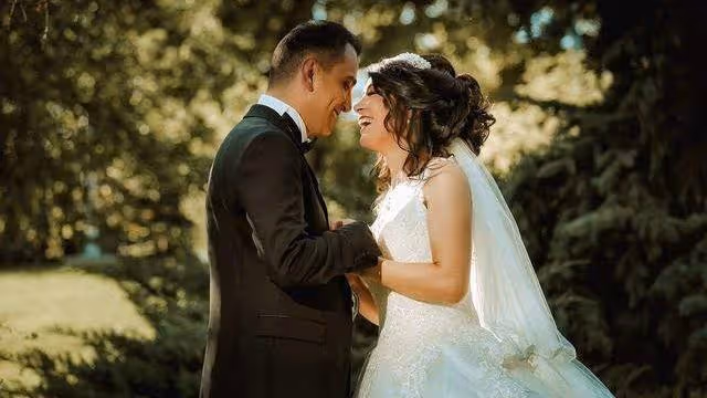 為防兒媳,公婆買房寫女兒名,老伴生病婆婆淚崩:女兒不如兒媳親