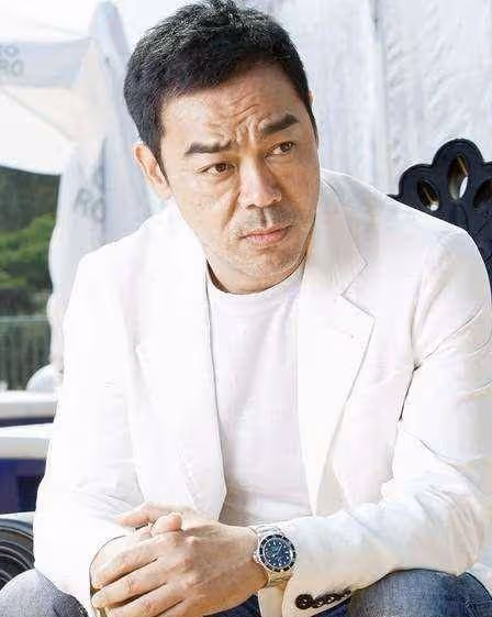 劉青雲曾嫌郭藹明是花瓶，日後卻成懷中妻，如今56歲成寵妻狂魔