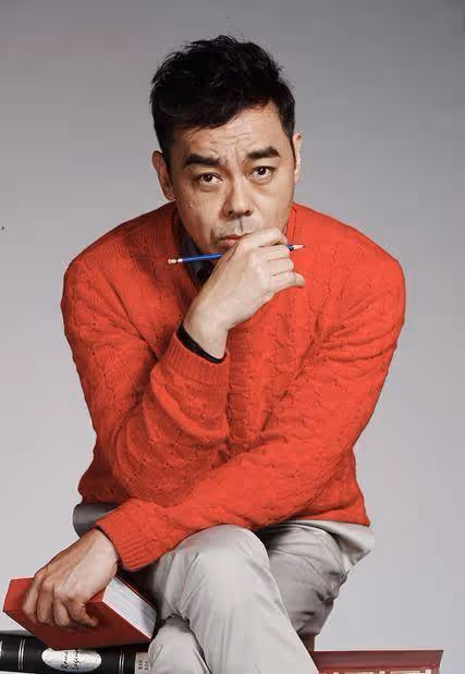 劉青雲曾嫌郭藹明是花瓶，日後卻成懷中妻，如今56歲成寵妻狂魔