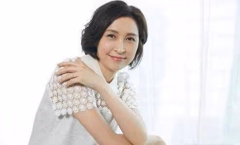 劉青雲曾嫌郭藹明是花瓶，日後卻成懷中妻，如今56歲成寵妻狂魔