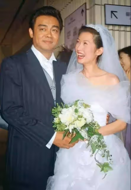 劉青雲曾嫌郭藹明是花瓶，日後卻成懷中妻，如今56歲成寵妻狂魔