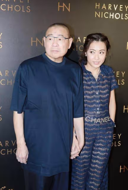 不給前妻子女留家產,甘比獨享寵愛?小記者上位,劉鑾雄有大智慧