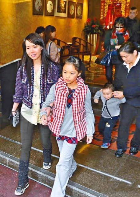 不給前妻子女留家產,甘比獨享寵愛?小記者上位,劉鑾雄有大智慧