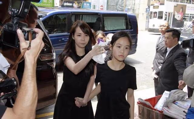 不給前妻子女留家產,甘比獨享寵愛?小記者上位,劉鑾雄有大智慧