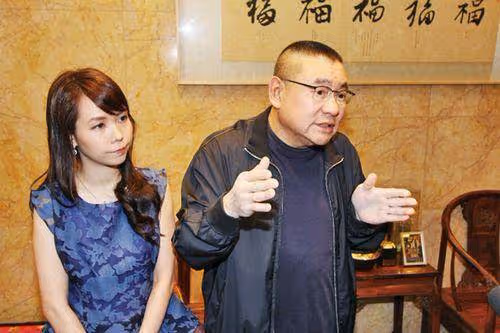 不給前妻子女留家產,甘比獨享寵愛?小記者上位,劉鑾雄有大智慧