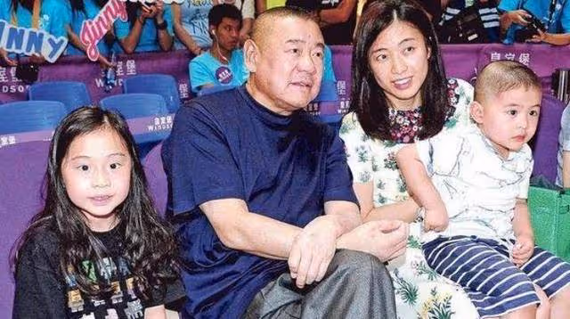 不給前妻子女留家產,甘比獨享寵愛?小記者上位,劉鑾雄有大智慧