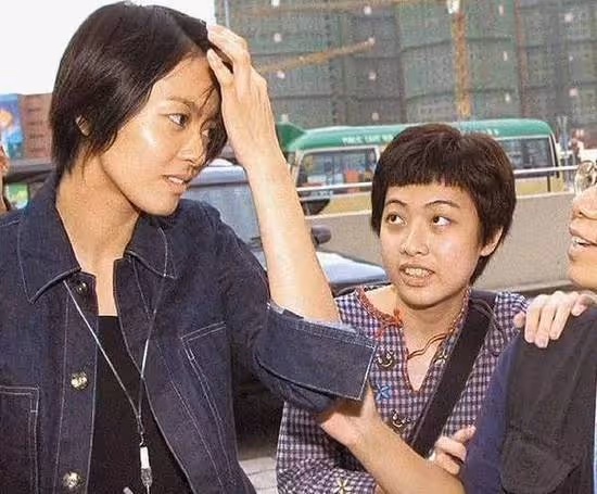 不給前妻子女留家產,甘比獨享寵愛?小記者上位,劉鑾雄有大智慧