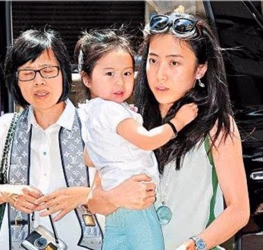 不給前妻子女留家產,甘比獨享寵愛?小記者上位,劉鑾雄有大智慧