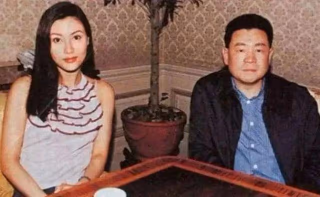 不給前妻子女留家產,甘比獨享寵愛?小記者上位,劉鑾雄有大智慧