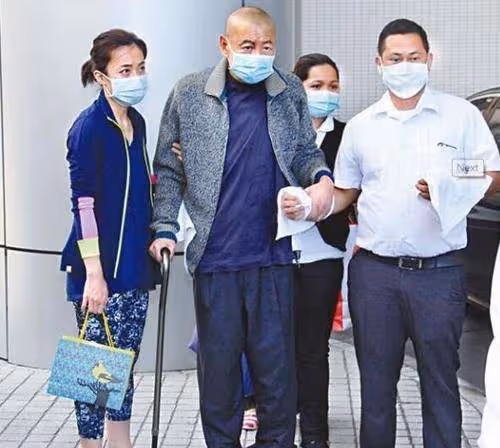 不給前妻子女留家產,甘比獨享寵愛?小記者上位,劉鑾雄有大智慧