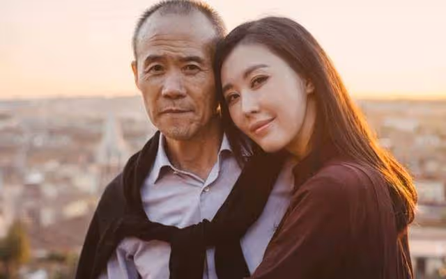 演員田朴珺否認和72歲王石離婚,人家兩人好著呢!