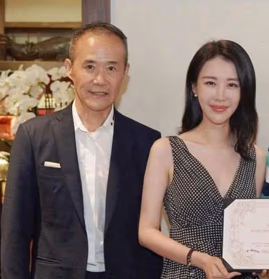 演員田朴珺否認和72歲王石離婚,人家兩人好著呢!