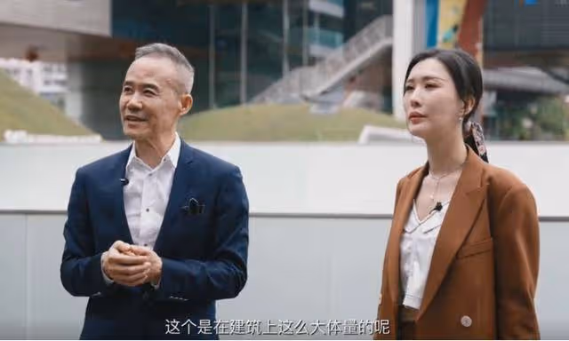 演員田朴珺否認和72歲王石離婚,人家兩人好著呢!