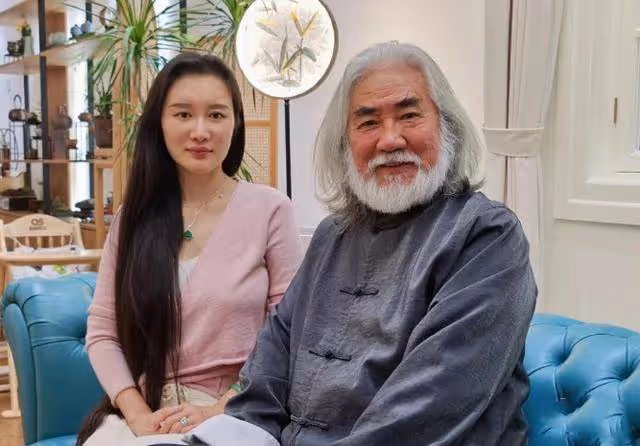 演員田朴珺否認和72歲王石離婚,人家兩人好著呢!