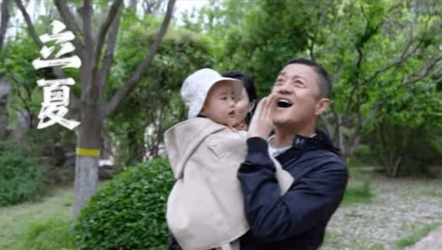 李亞鵬抱娃迎立夏,小院開墾種蔬菜被通知違法,菜苗全剷除太可惜