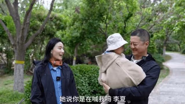 李亞鵬抱娃迎立夏,小院開墾種蔬菜被通知違法,菜苗全剷除太可惜