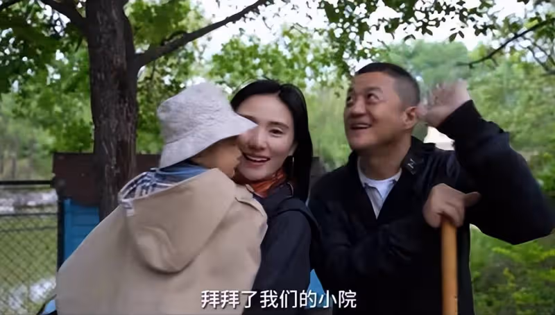 李亞鵬抱娃迎立夏，小院開墾種蔬菜被通知違法，菜苗全剷除太可惜