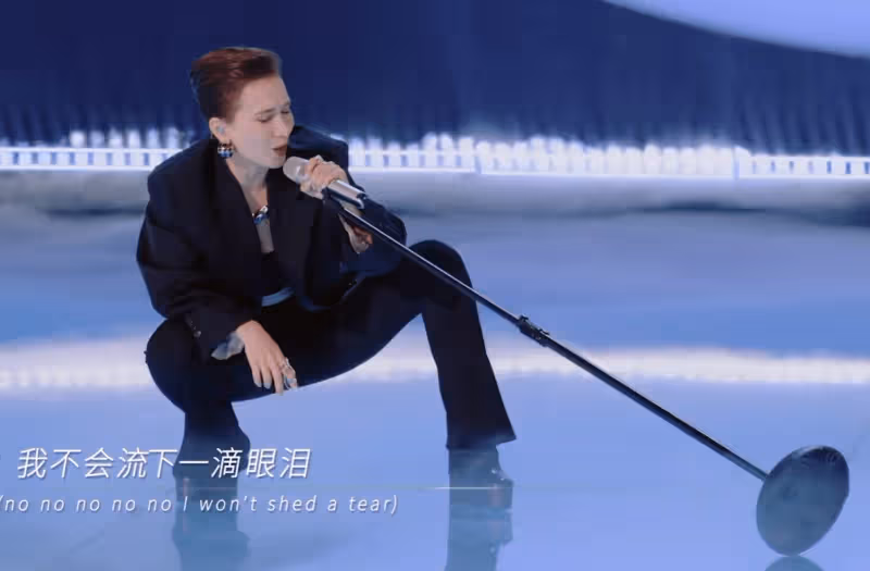 盧靖姍帶娃工作引爭議，剛唱跳完給女兒喂奶惹心疼，韓庚被罵翻了