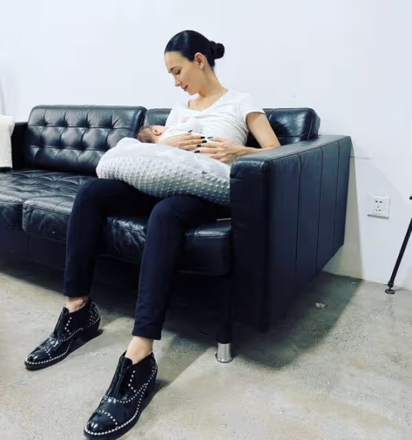 盧靖姍帶娃工作引爭議，剛唱跳完給女兒喂奶惹心疼，韓庚被罵翻了