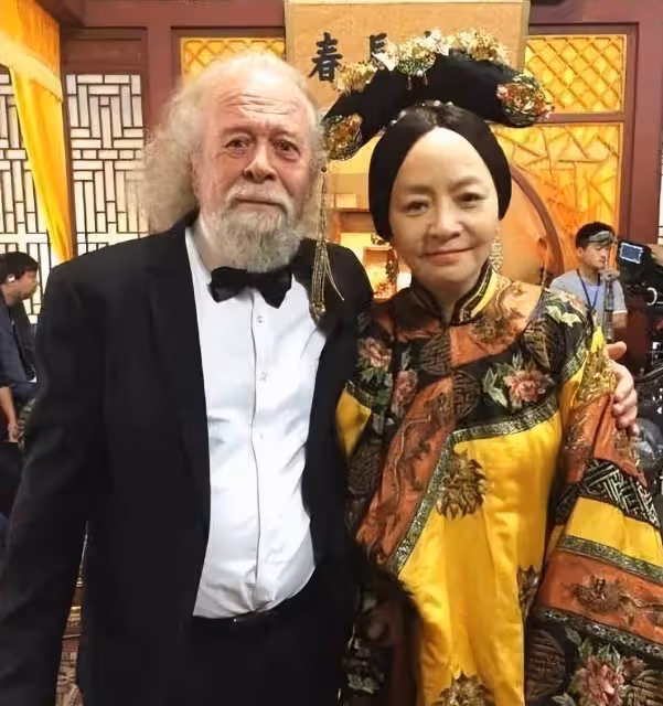 他們雖然是中國人，卻總是被誤認為是外國人，觀眾被外貌蒙蔽了