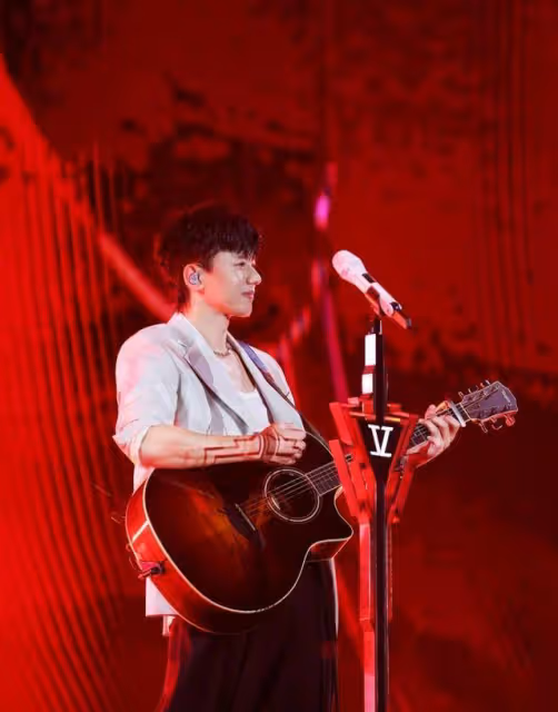 一場演唱會就把華晨宇的虛偽、張傑的土和李榮浩的混搭體現得淋漓盡致
