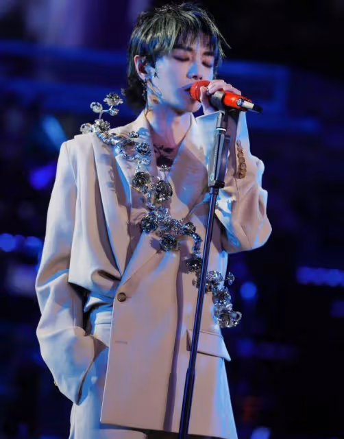 一場演唱會就把華晨宇的虛偽、張傑的土和李榮浩的混搭體現得淋漓盡致