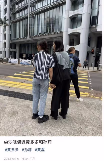 在香港偶遇孫莉多多，母女裝引發熱議，網友：多多打扮成小老太婆