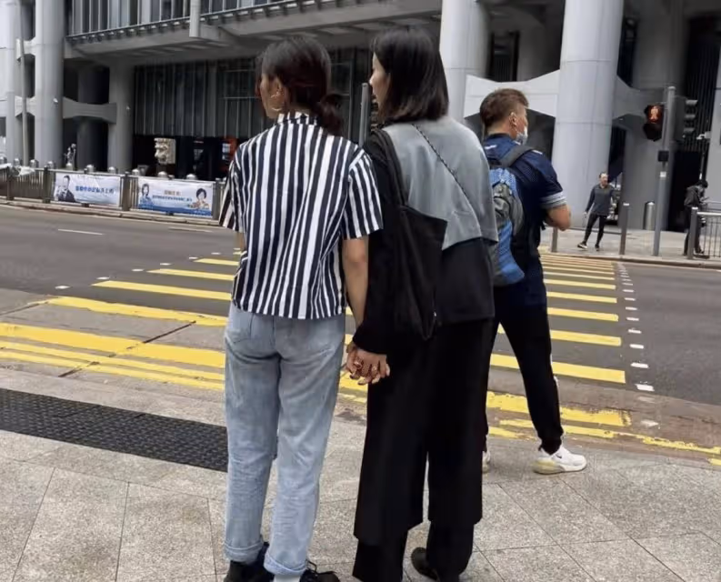 在香港偶遇孫莉多多，母女裝引發熱議，網友：多多打扮成小老太婆