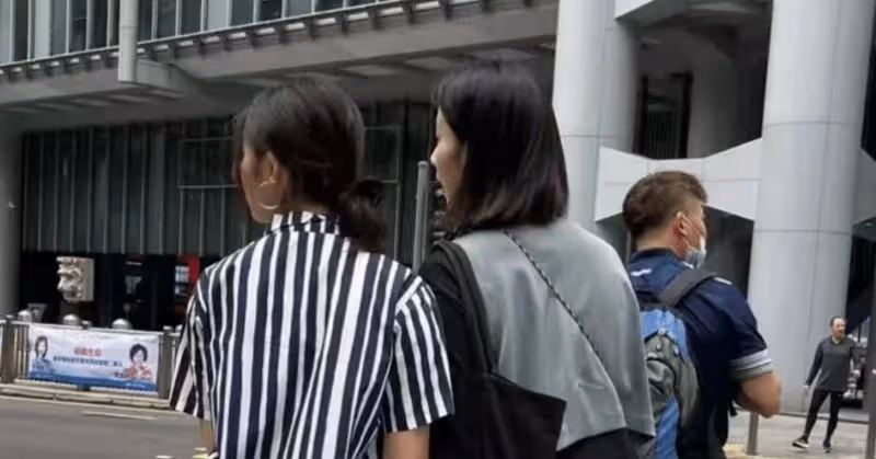 在香港偶遇孫莉多多，母女裝引發熱議，網友：多多打扮成小老太婆