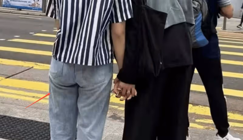 在香港偶遇孫莉多多，母女裝引發熱議，網友：多多打扮成小老太婆