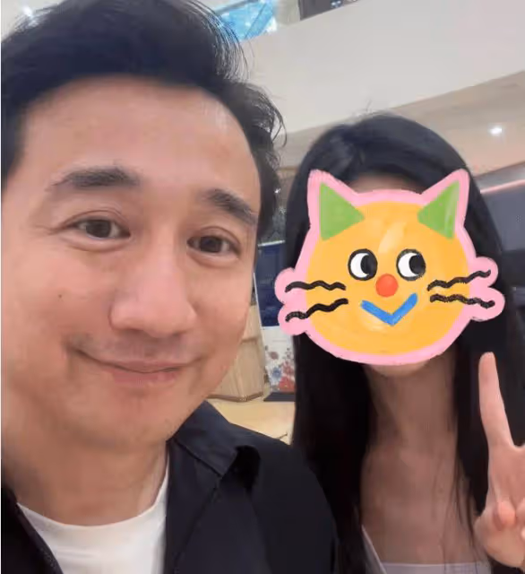 在香港偶遇孫莉多多，母女裝引發熱議，網友：多多打扮成小老太婆