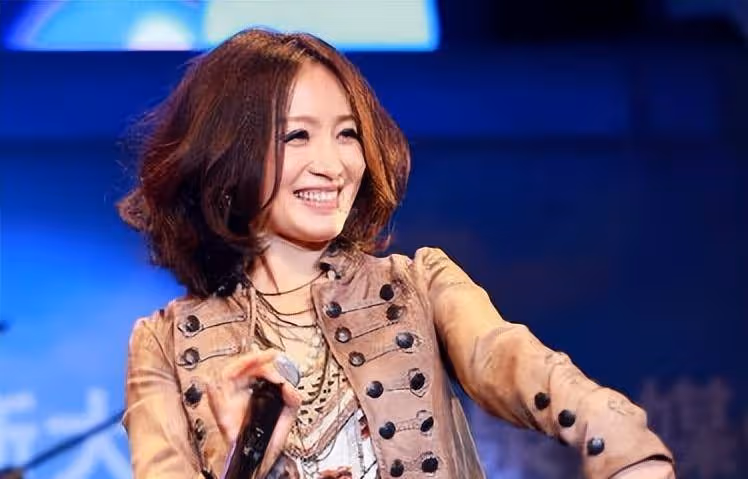 連上4次春晚，與恩師同居後懷孕被強制墮胎，如今54歲卻無人敢娶！