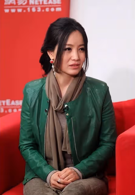 連上4次春晚，與恩師同居後懷孕被強制墮胎，如今54歲卻無人敢娶！