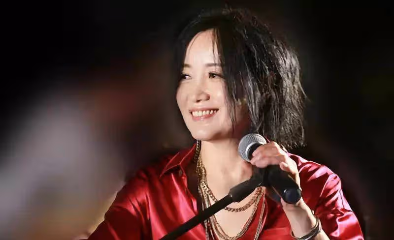 連上4次春晚，與恩師同居後懷孕被強制墮胎，如今54歲卻無人敢娶！