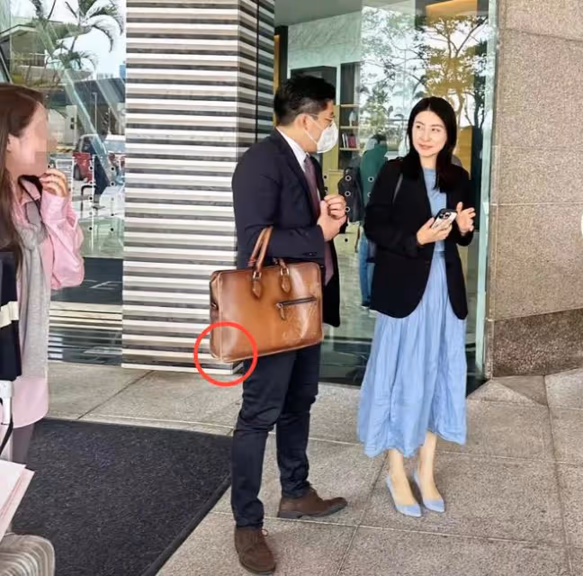 好節儉!偶遇郭晶晶夫婦,霍啟剛提3萬元公文包,邊角磨破仍不換