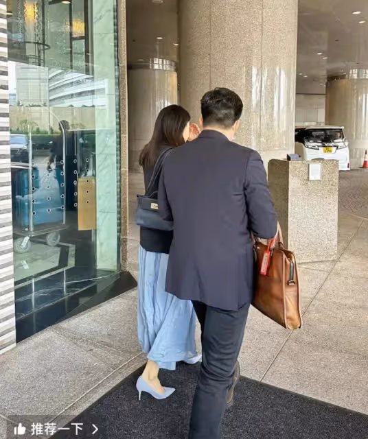 好節儉!偶遇郭晶晶夫婦,霍啟剛提3萬元公文包,邊角磨破仍不換