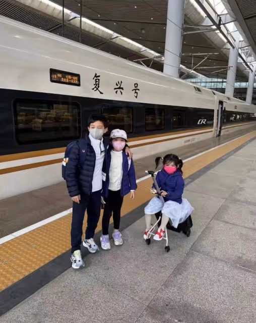 好節儉!偶遇郭晶晶夫婦,霍啟剛提3萬元公文包,邊角磨破仍不換