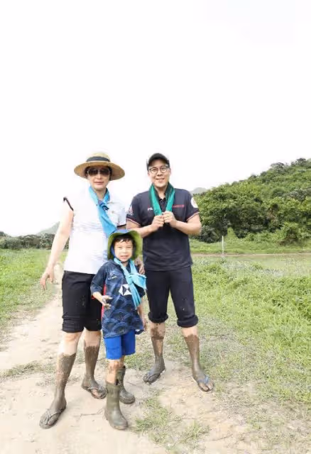 好節儉!偶遇郭晶晶夫婦,霍啟剛提3萬元公文包,邊角磨破仍不換