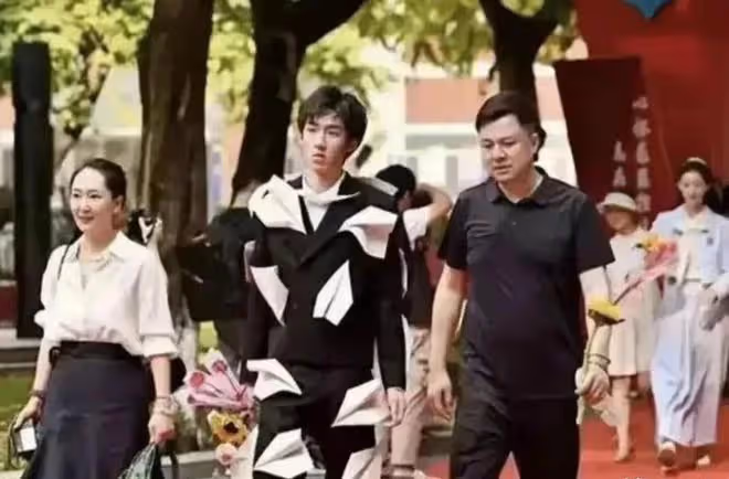 孟晚舟繼子成人禮穿幾十萬行頭,被諷像暴發戶,就讀高中全國第七